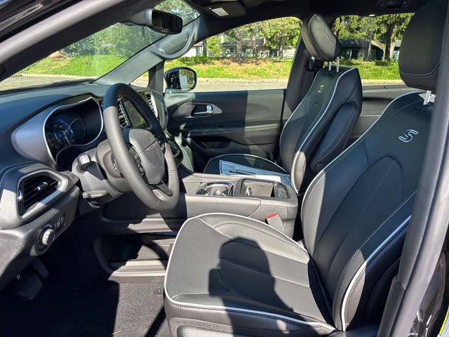 New 2027 Chrysler Pacifica Limited w/ Family Tech Group AWD/4WD image 6