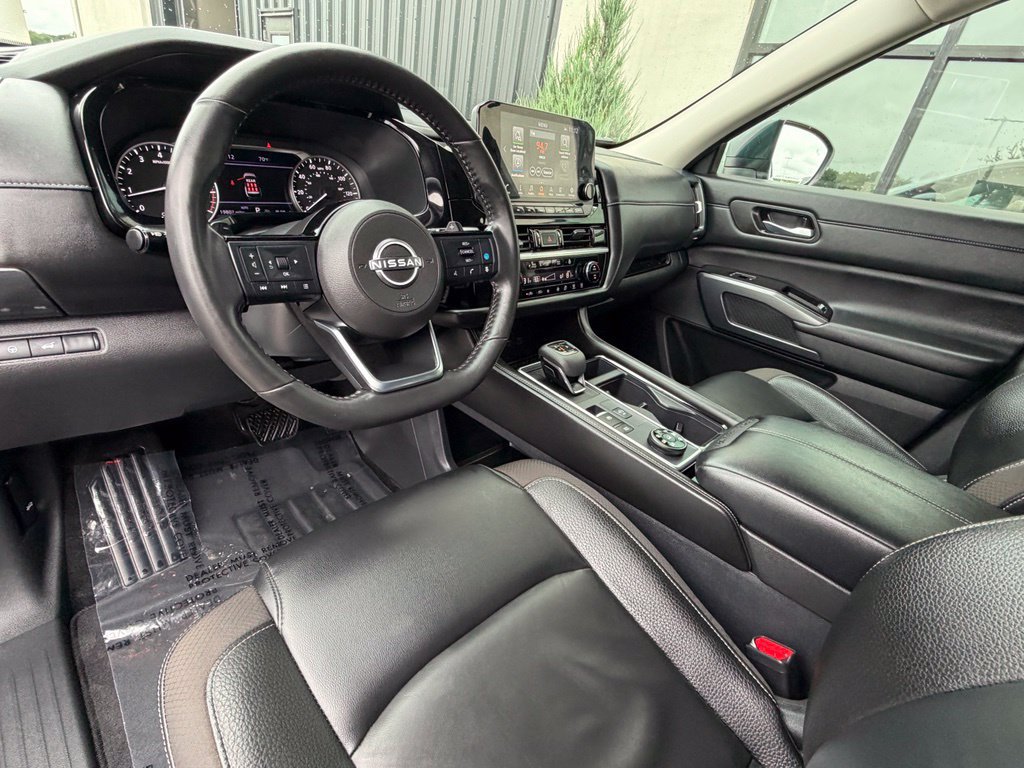 Used 2025 Nissan Pathfinder SL w/ Black Appearance Package AWD/4WD image 12