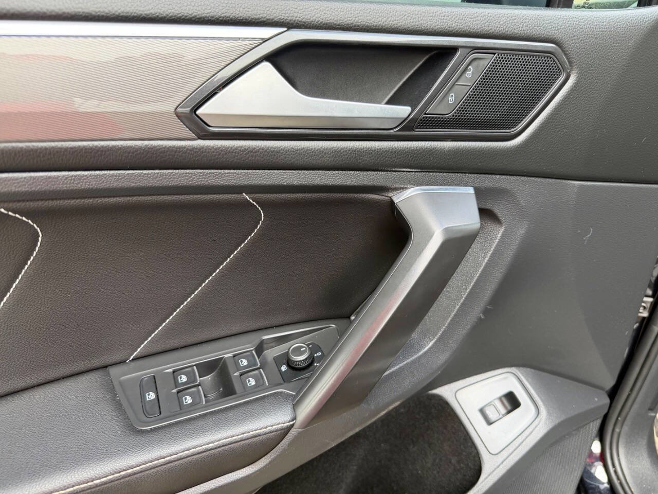 Used 2022 Volkswagen Tiguan SE R-Line AWD/4WD image 30