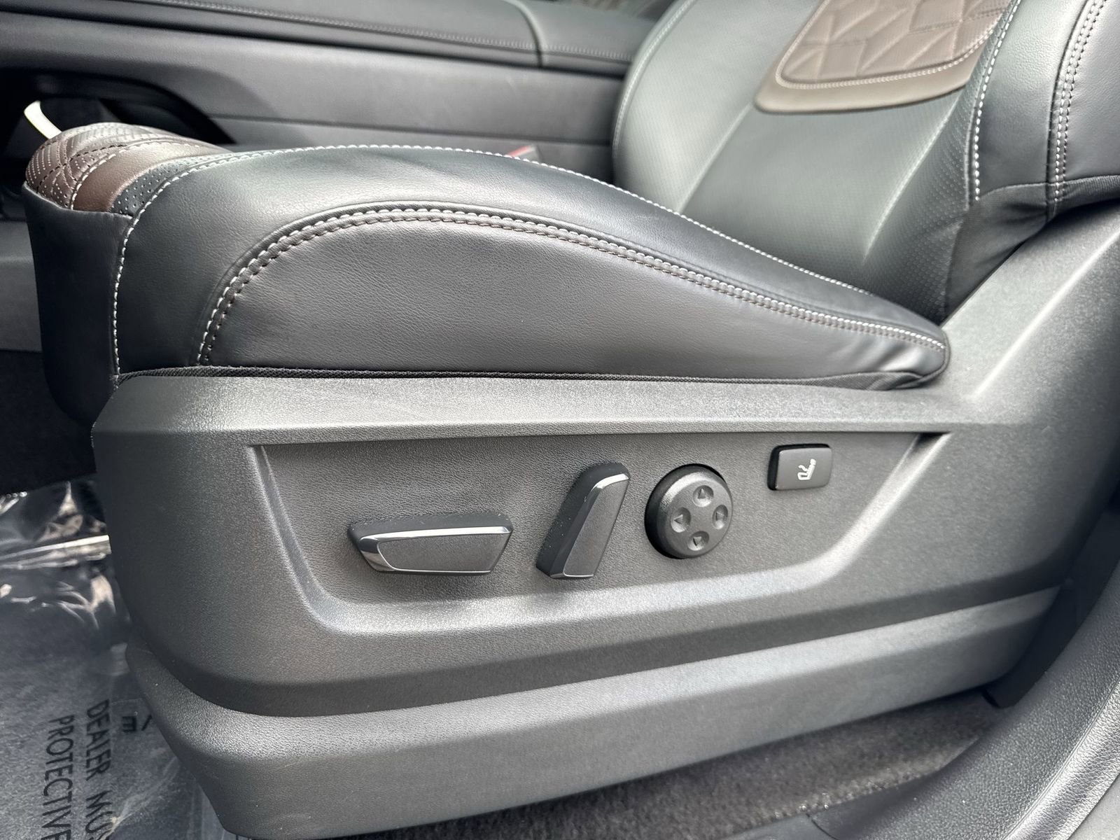 Used 2026 Nissan Armada Platinum Reserve AWD/4WD image 25