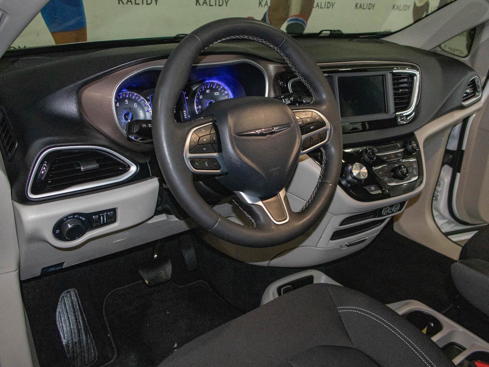 Used 2024 Chrysler Voyager LX FWD image 5