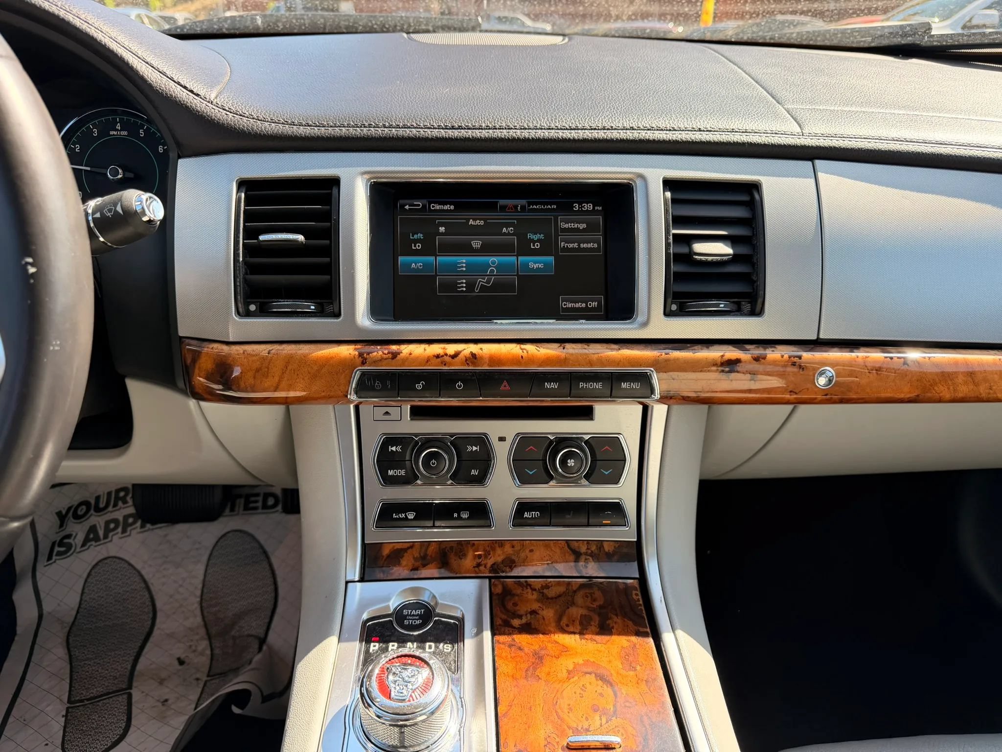 Used 2015 Jaguar XF Premium RWD image 11