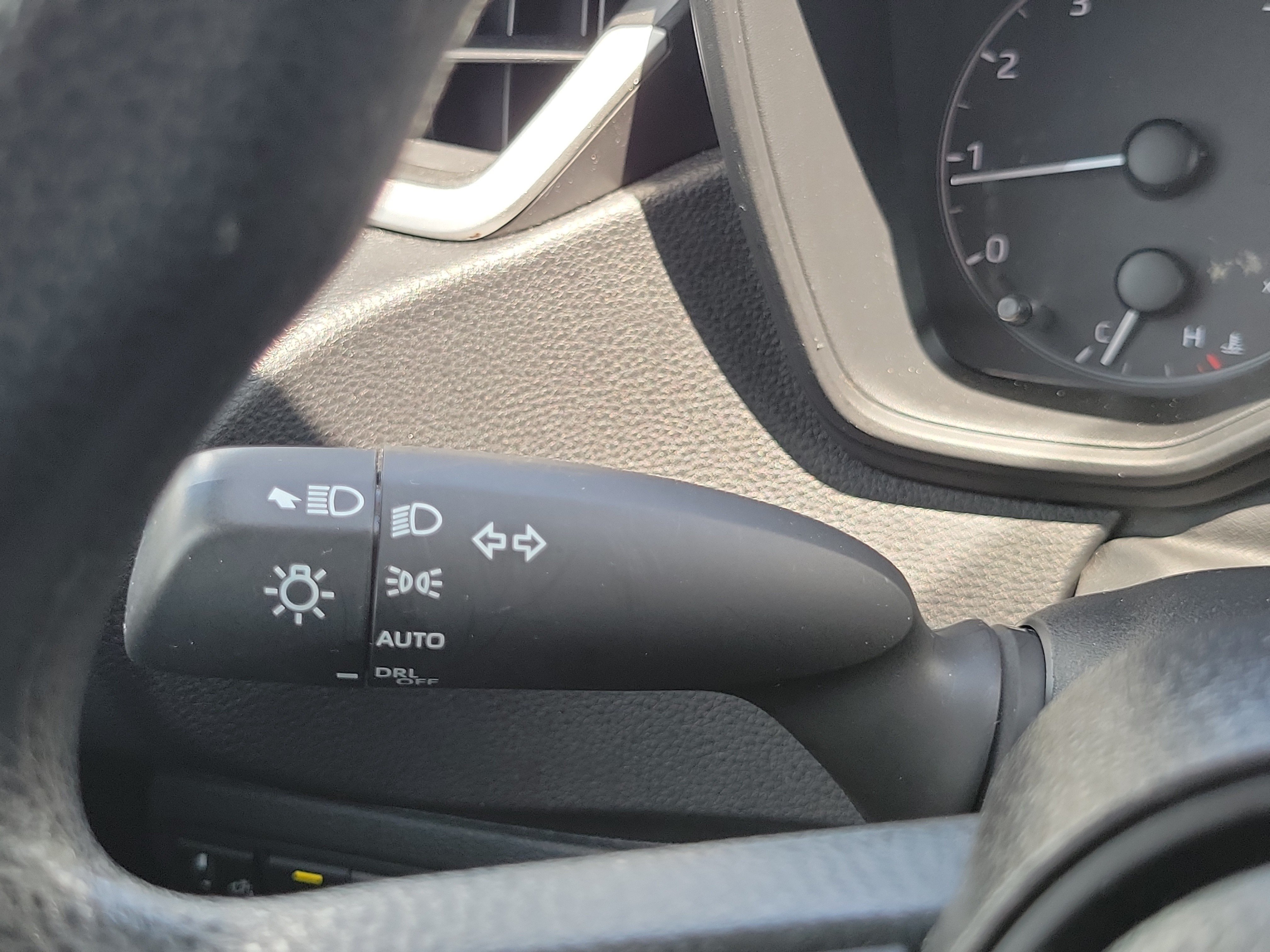 Used 2025 Toyota Corolla LE FWD image 28