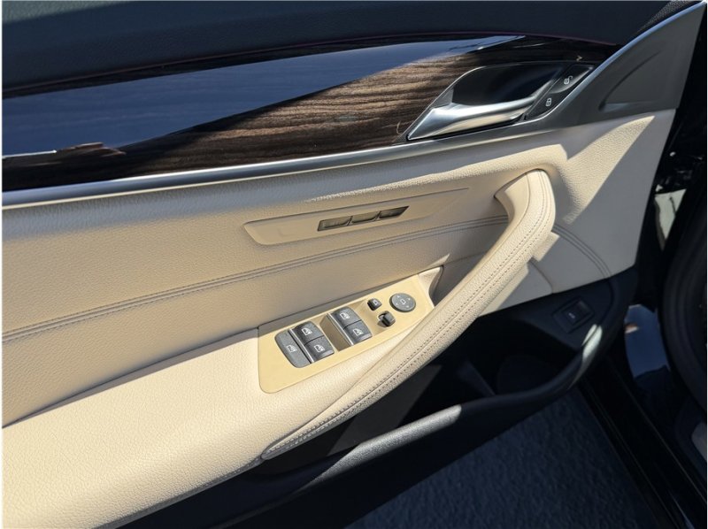 Used 2020 BMW 530i w/ Premium Package image 15