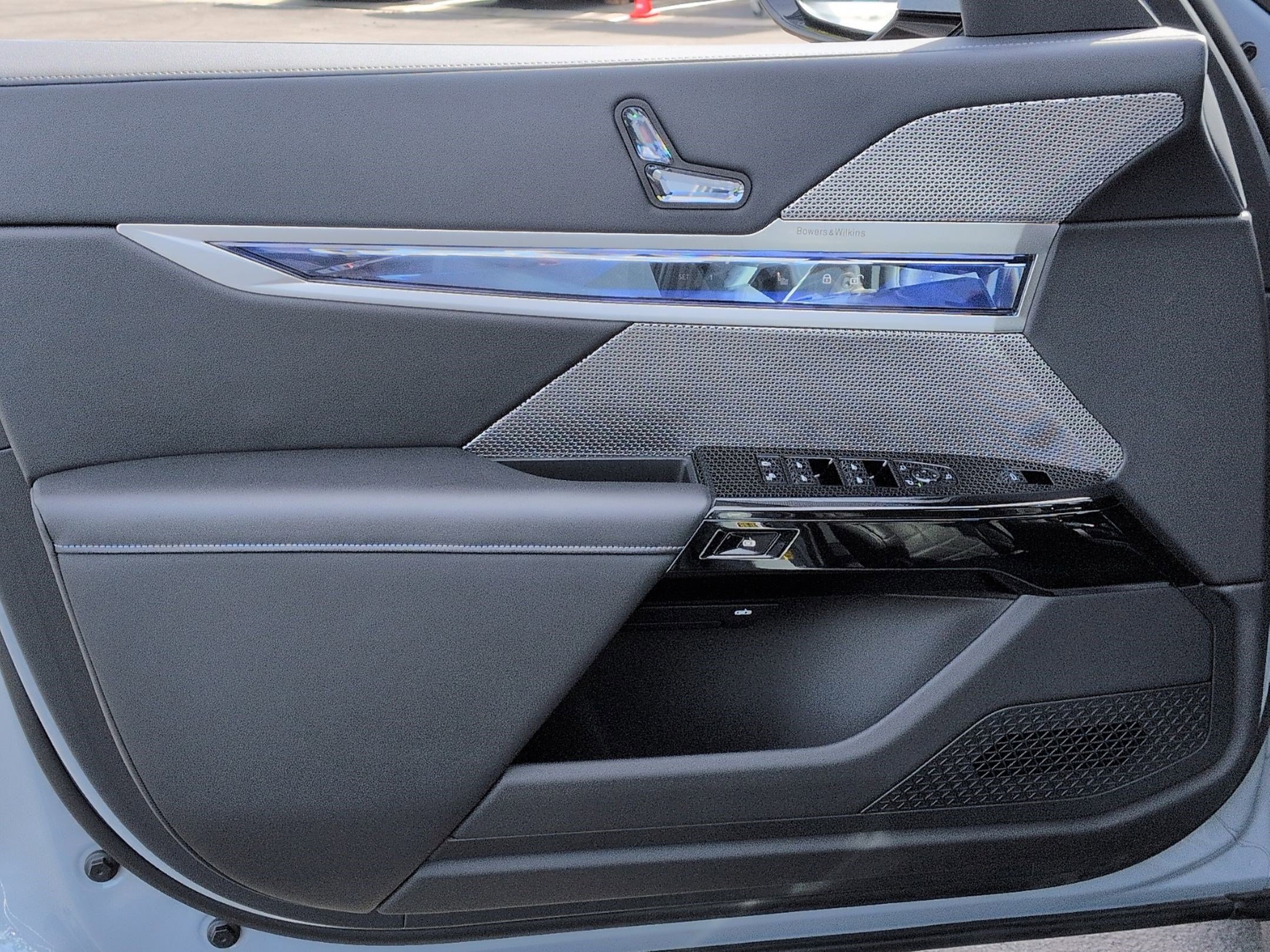 Used 2025 BMW i7 xDrive60 w/ Executive Package image 14