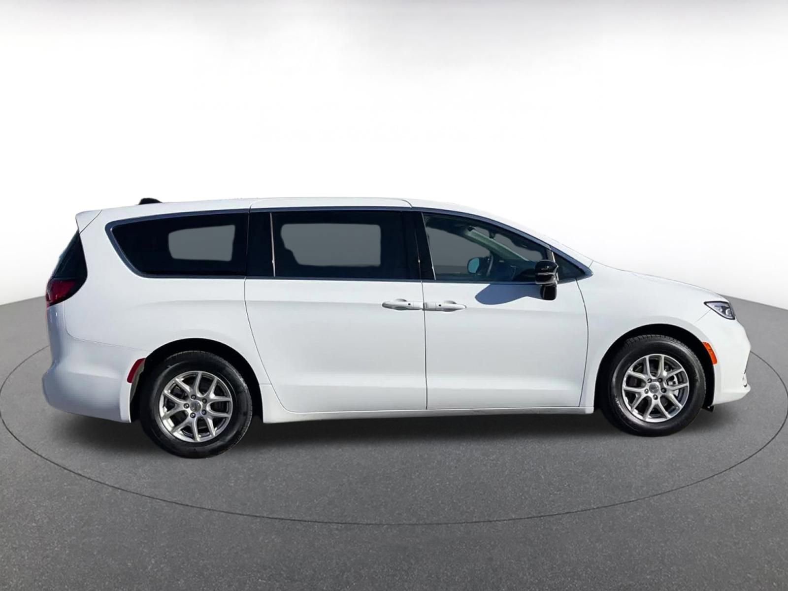 Used 2025 Chrysler Pacifica Select image 15