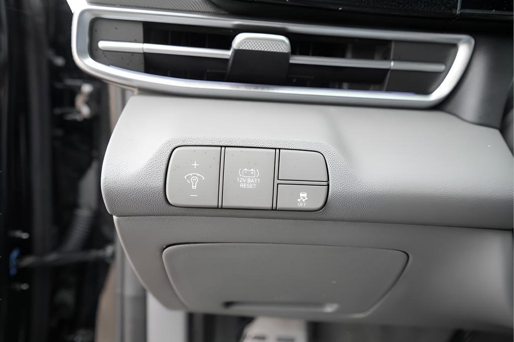 Certified 2025 Hyundai Elantra SEL FWD image 24