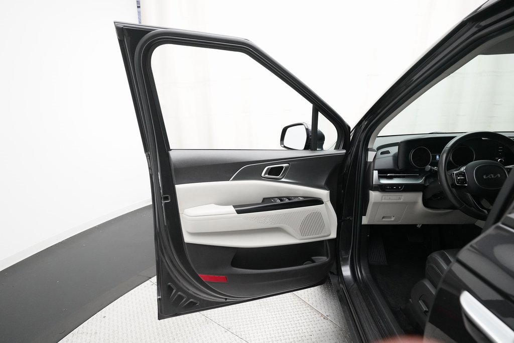 Certified 2024 Kia Carnival LX image 28