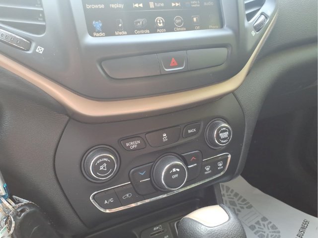 Used 2015 Jeep Cherokee Latitude w/ Cold Weather Group FWD image 23