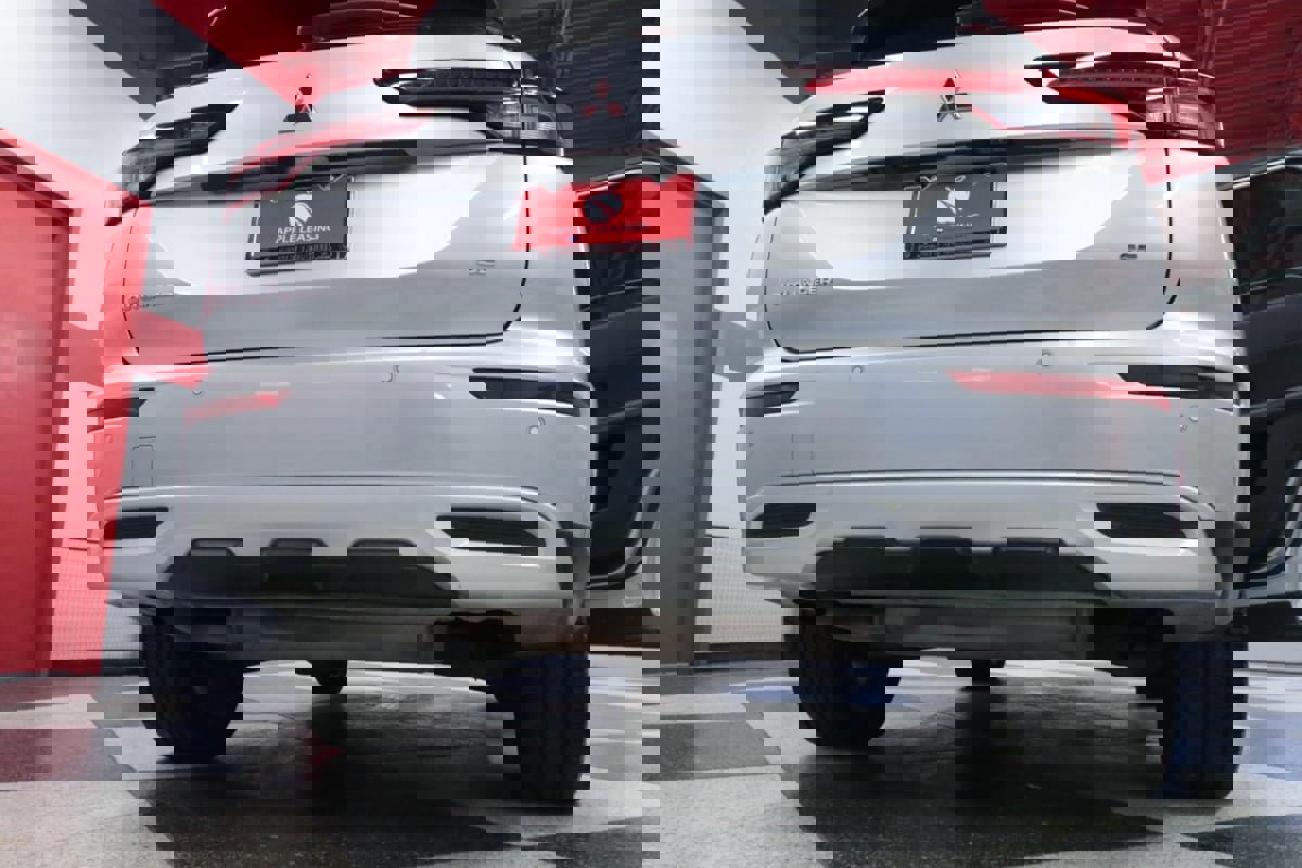 Used 2024 Mitsubishi Outlander SE image 32