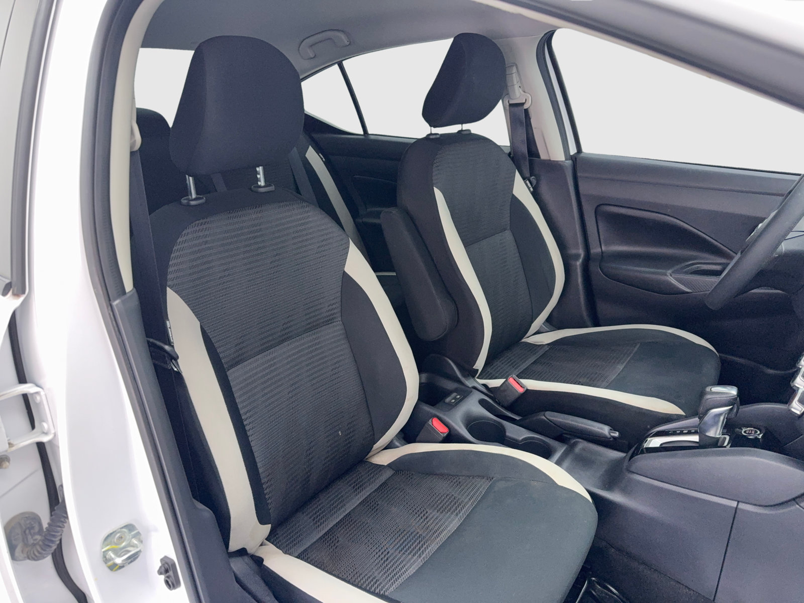 Used 2020 Nissan Versa SV FWD image 43