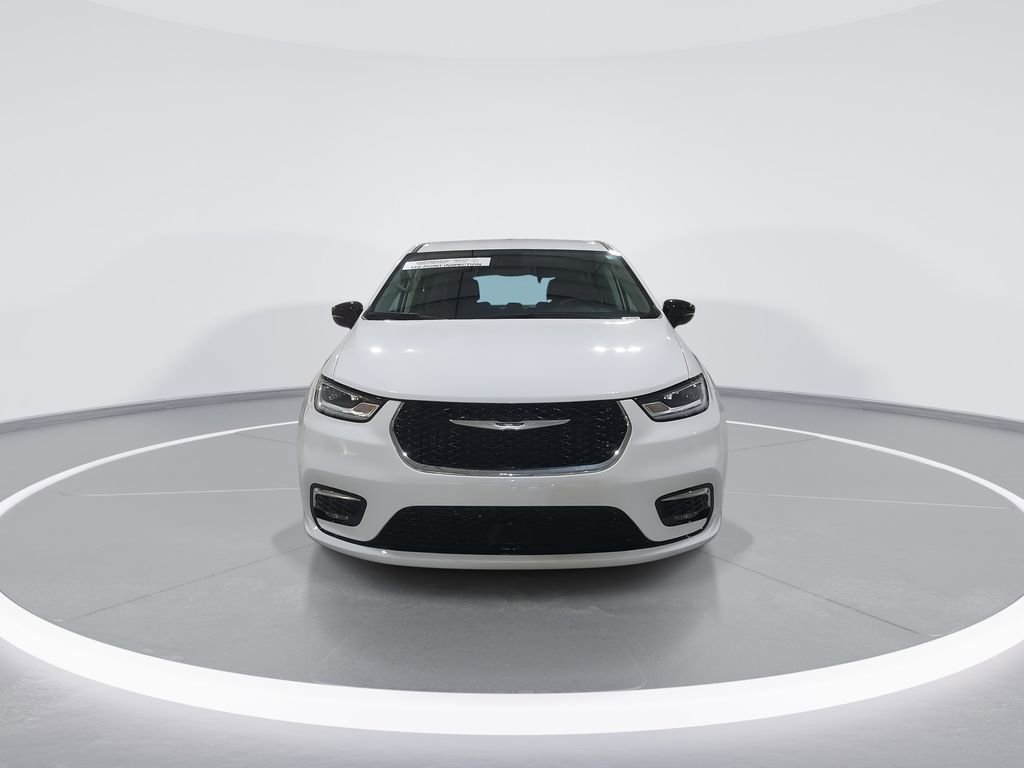 Used 2024 Chrysler Pacifica Touring-L image 3