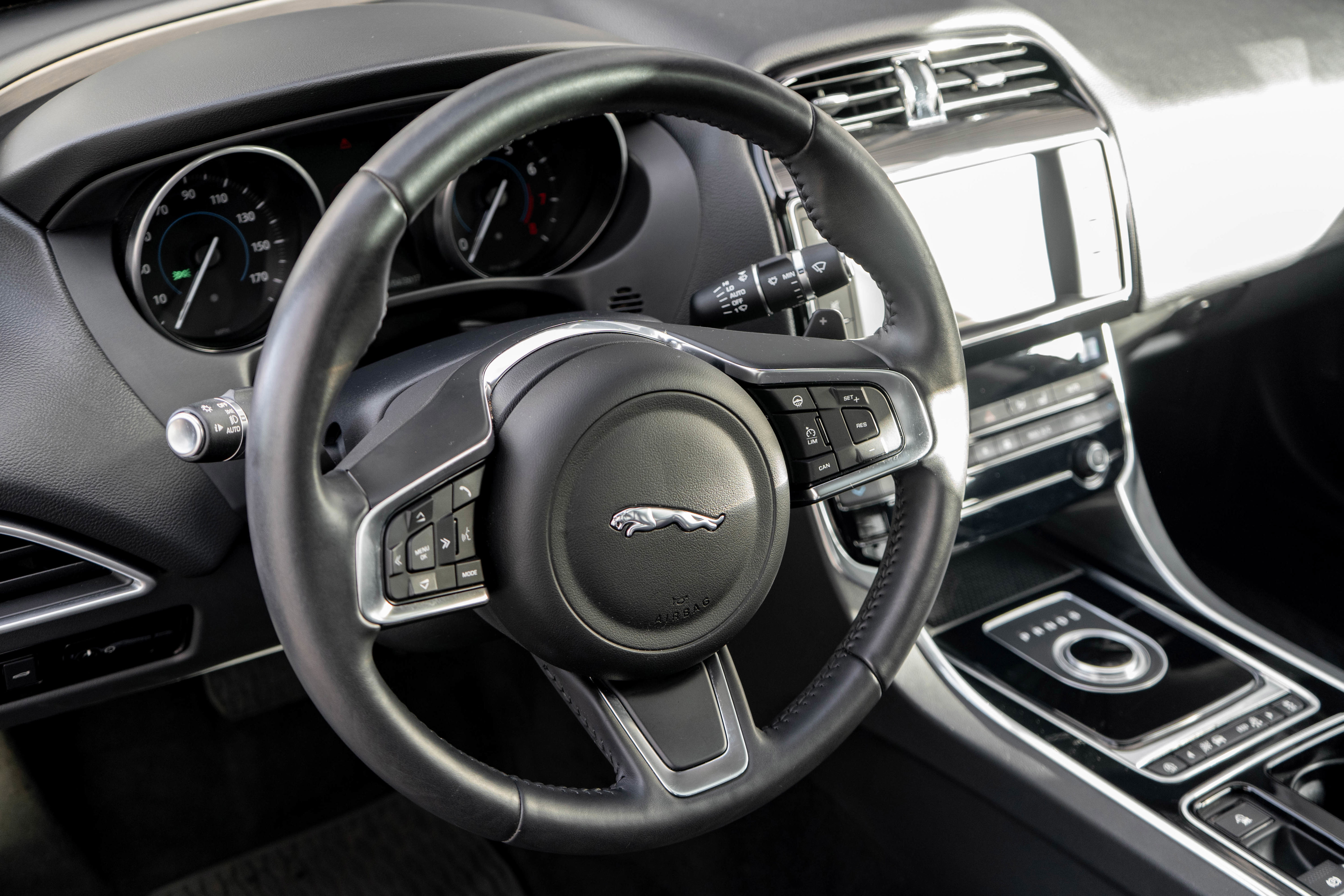 Used 2018 Jaguar XE Prestige image 11