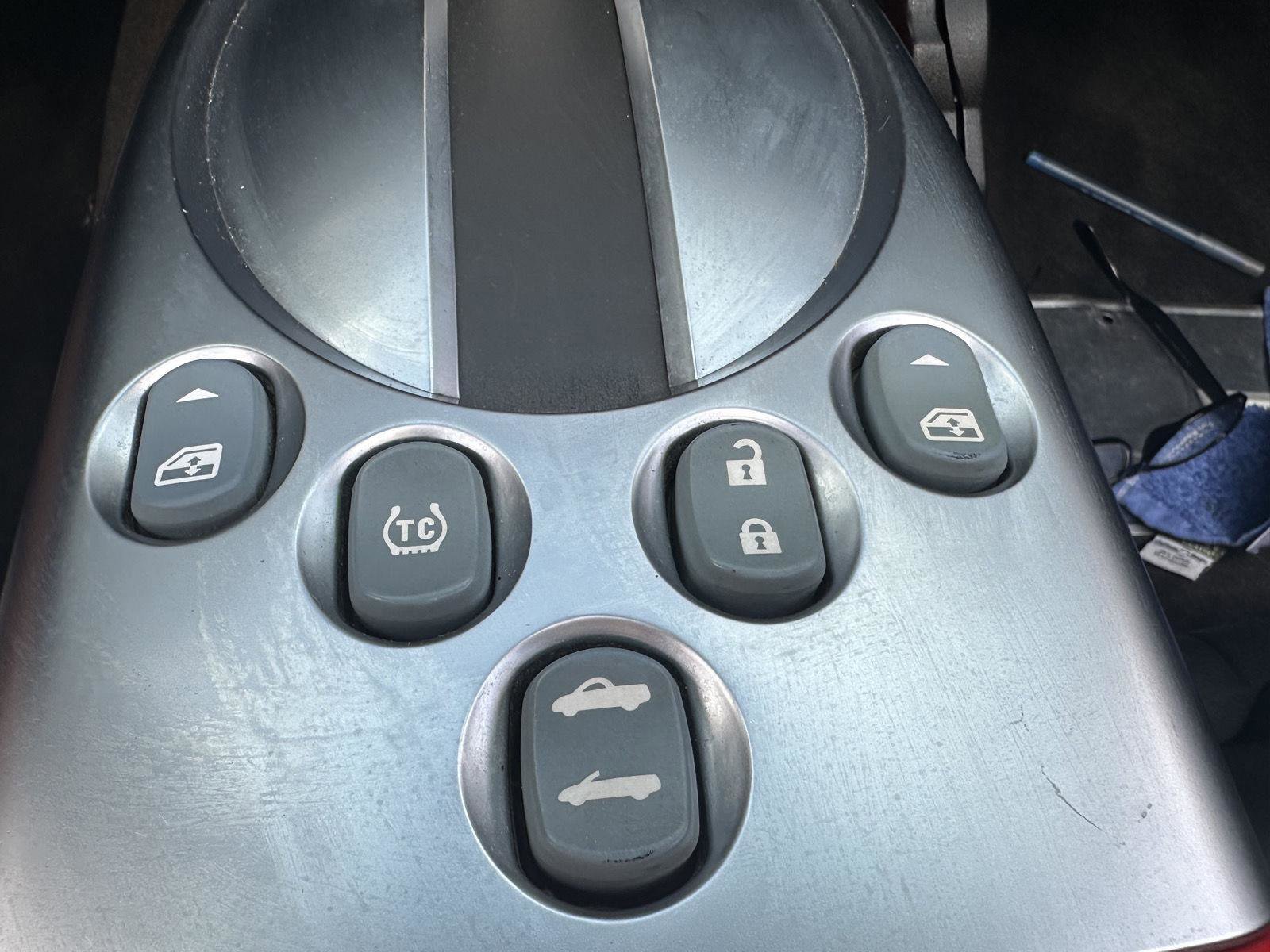 Used 2004 Chevrolet SSR w/ Preferred Equipment Group RWD image 19