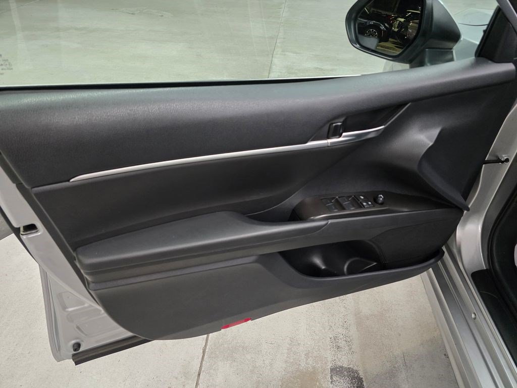 Used 2023 Toyota Camry SE FWD image 13