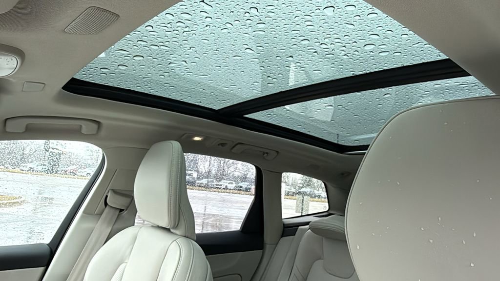 Certified 2024 Volvo XC60 T8 Ultimate w/ Climate Package image 23