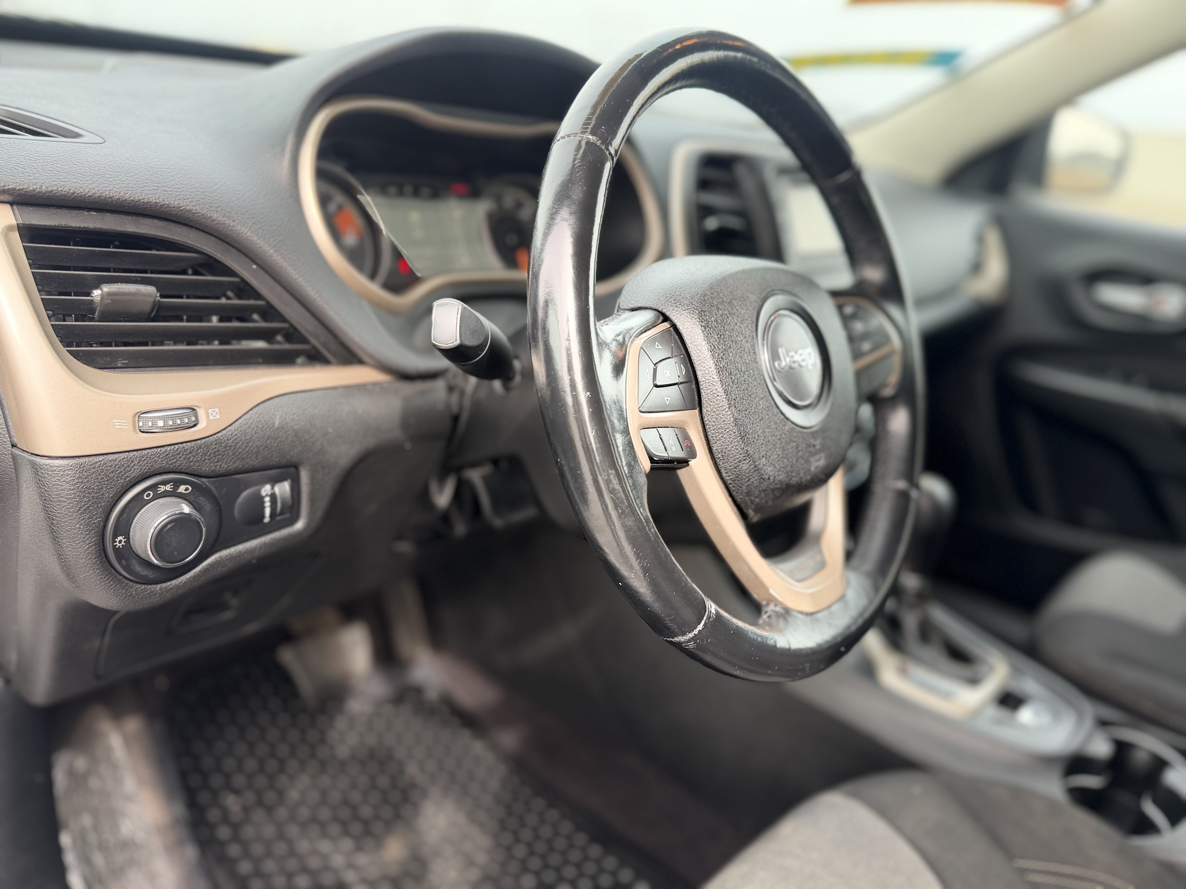 Used 2016 Jeep Cherokee Sport w/ Cold Weather Group AWD/4WD image 16