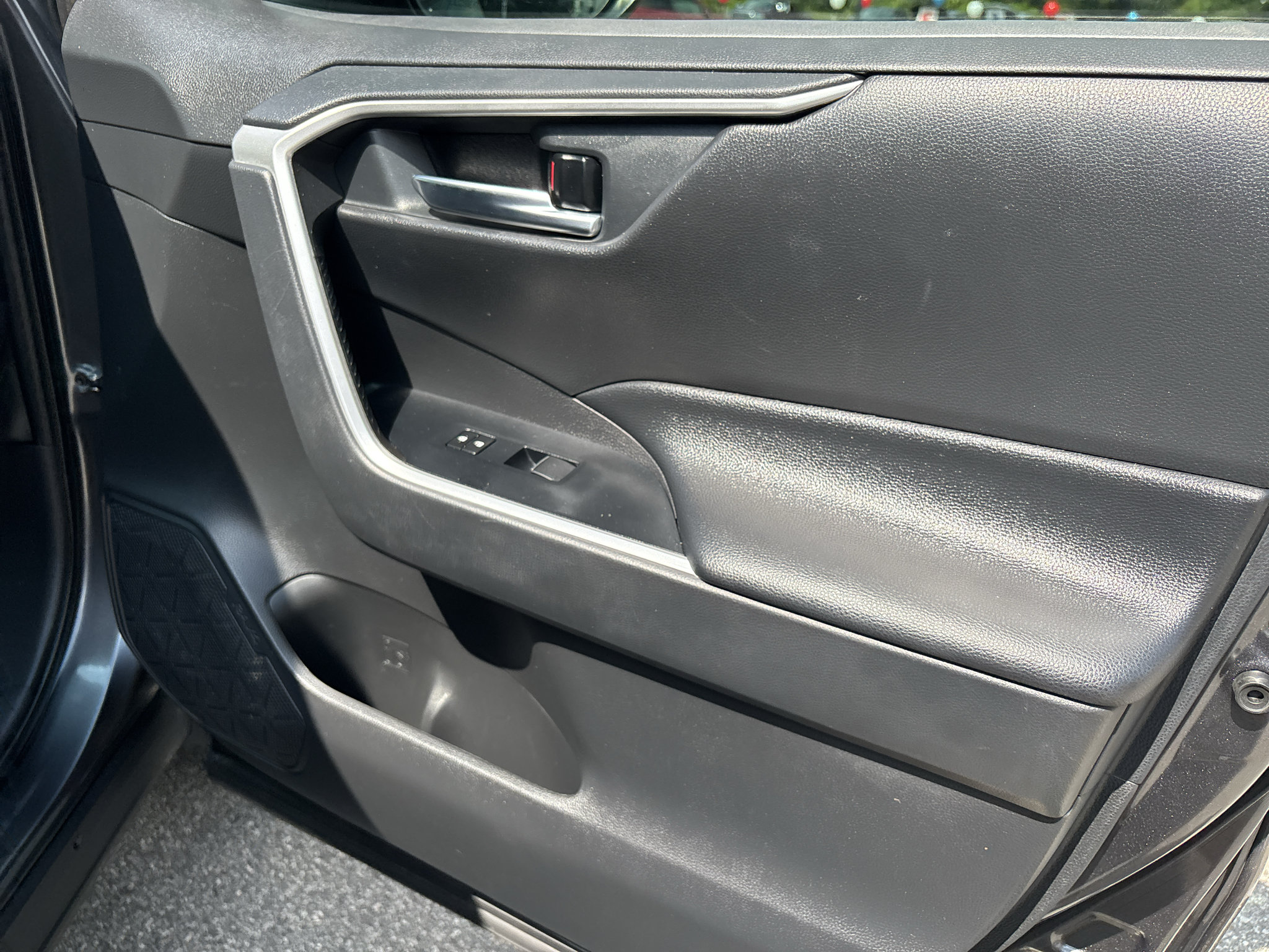 Used 2019 Toyota RAV4 XLE Premium FWD image 21