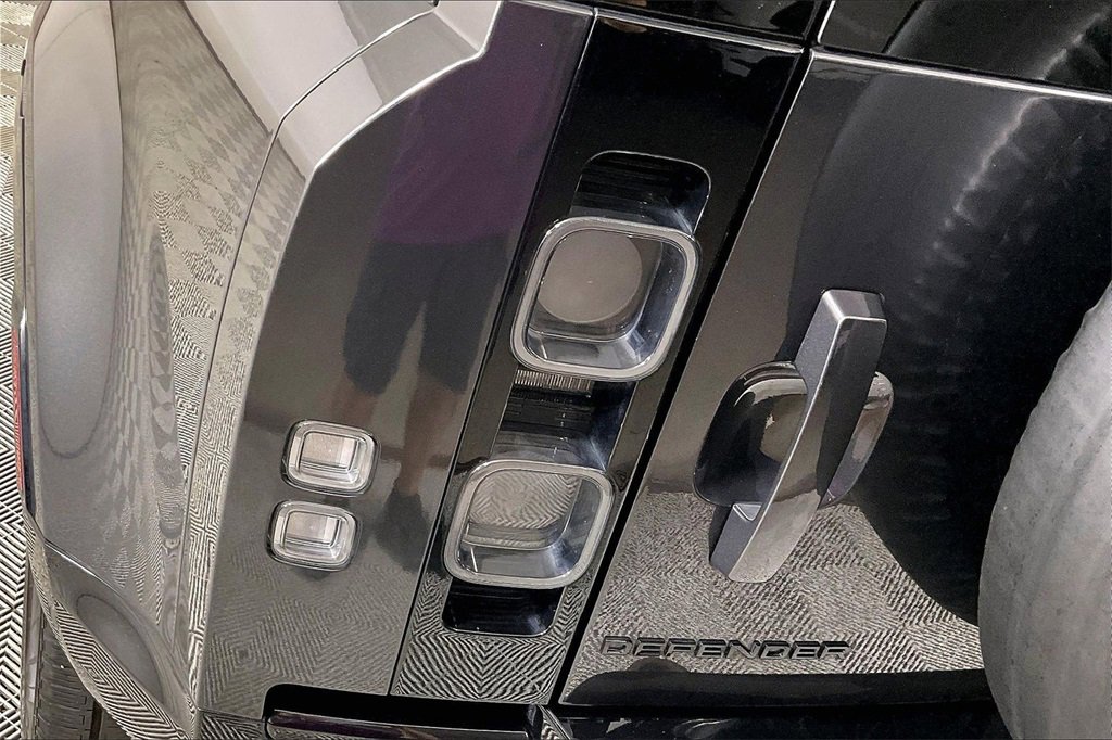 Used 2023 Land Rover Defender 110 V8 image 28