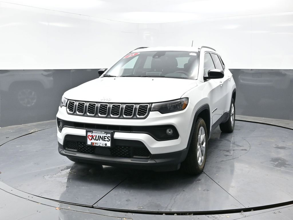 Used 2025 Jeep Compass Latitude AWD/4WD image 6