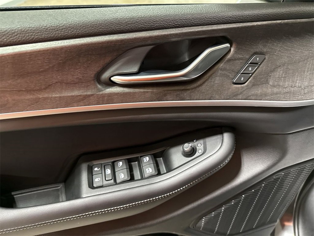 Used 2025 Jeep Grand Cherokee Limited image 21