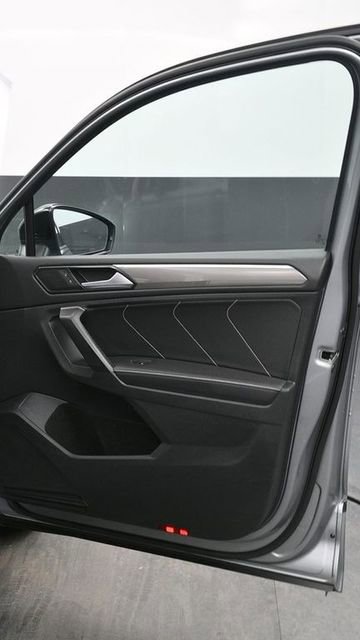 Used 2023 Volkswagen Tiguan SE R-Line AWD/4WD image 9