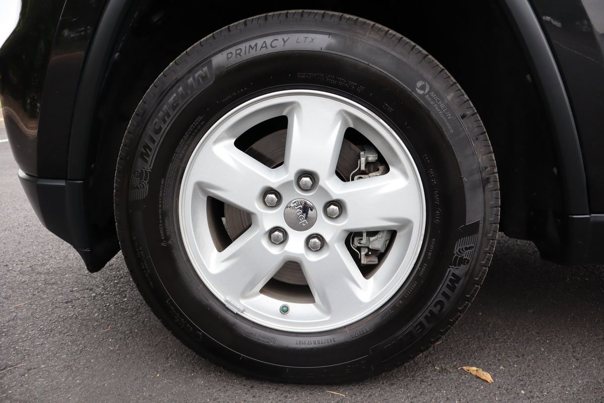 Used 2013 Jeep Grand Cherokee Laredo w/ Laredo E Group AWD/4WD image 39