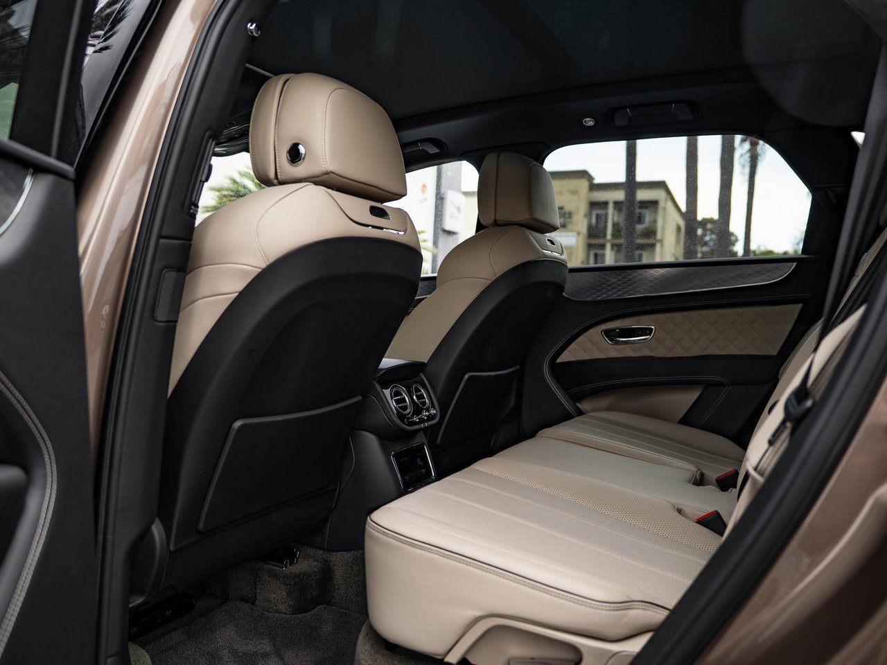 Used 2022 Bentley Bentayga image 28