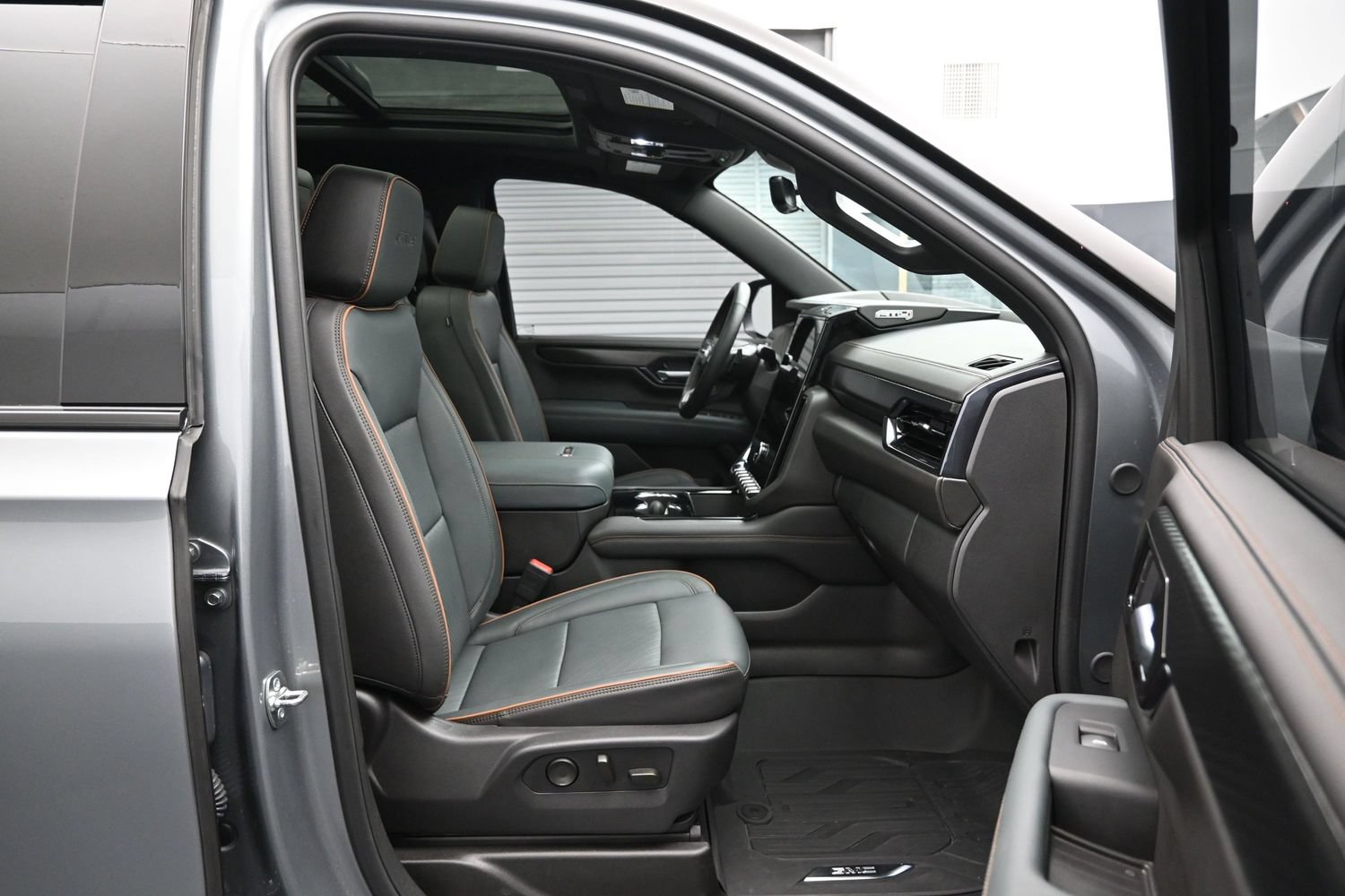Used 2025 GMC Yukon AT4 w/ AT4 Premium Plus Package AWD/4WD image 13
