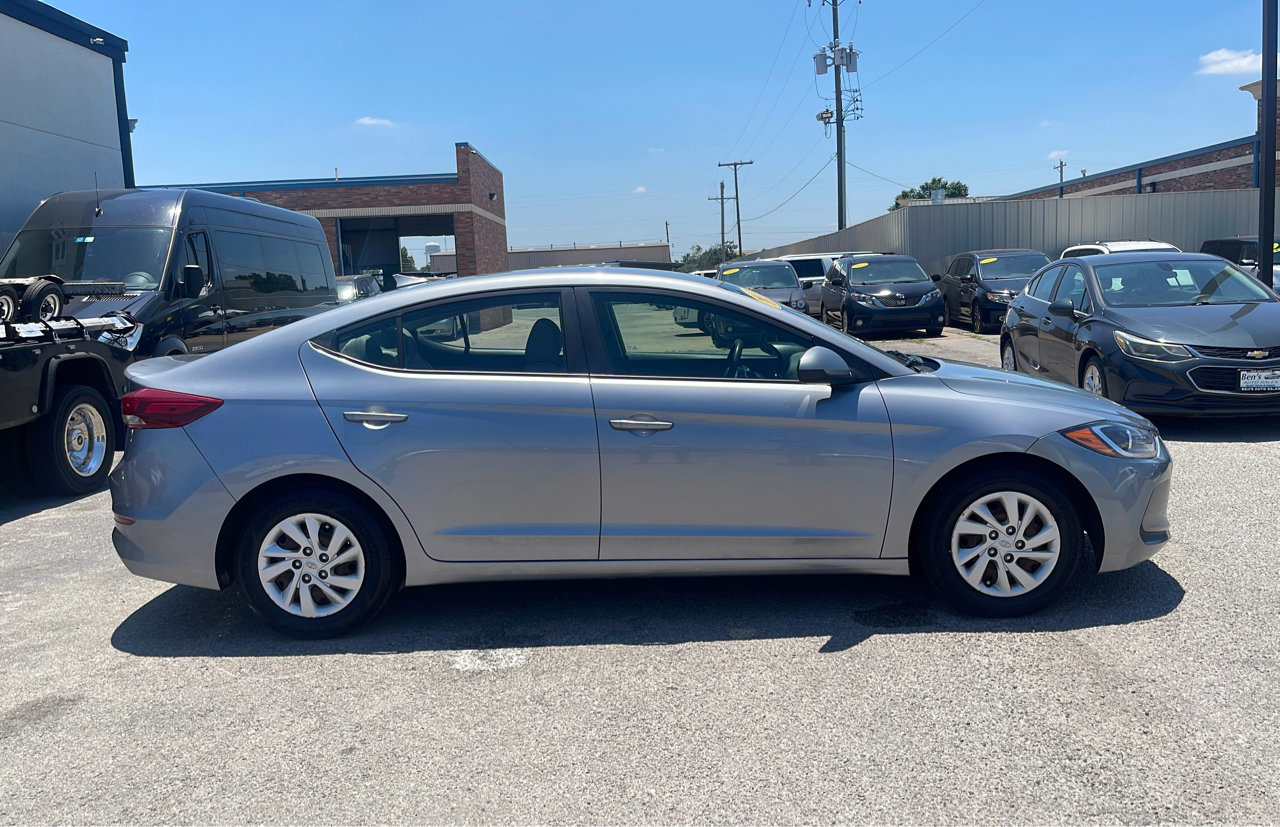 Used 2017 Hyundai Elantra SE image 5