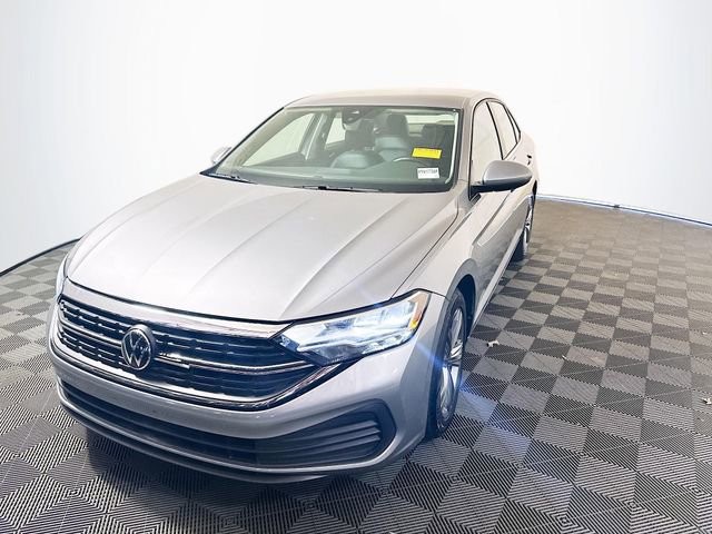 Used 2024 Volkswagen Jetta SE image 4