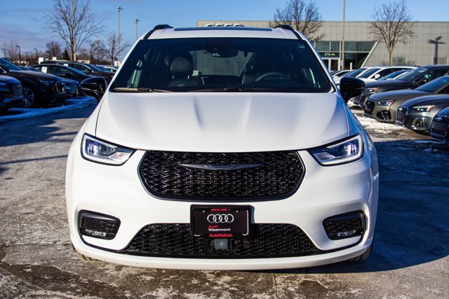 Used 2025 Chrysler Pacifica Limited image 2