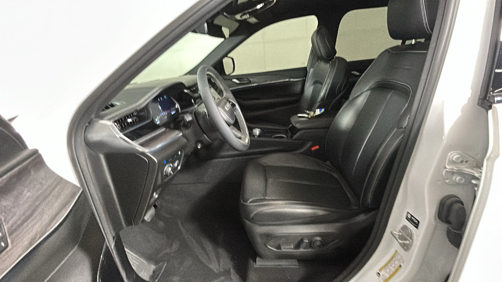 Used 2023 Jeep Grand Cherokee Overland AWD/4WD image 13