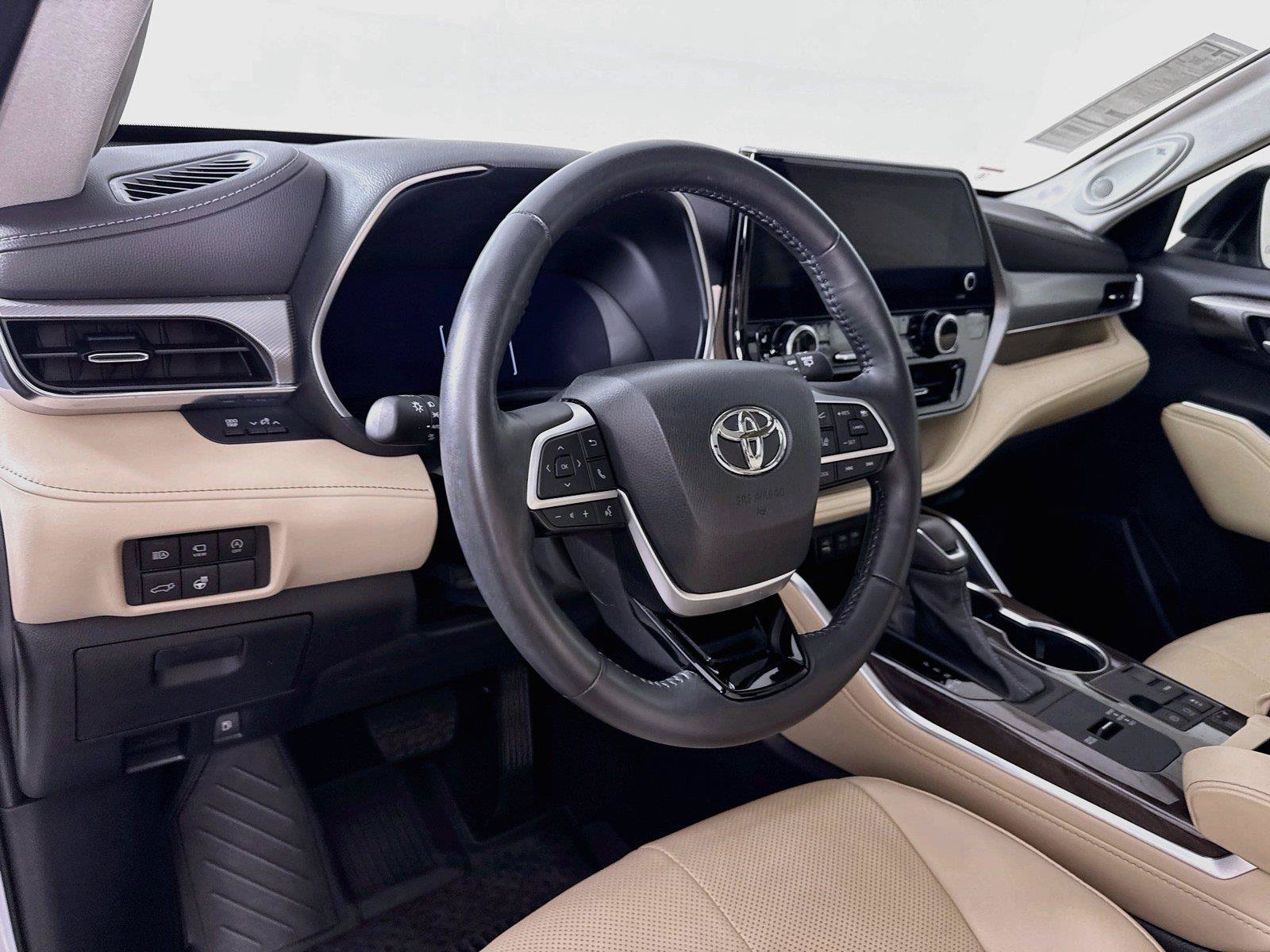 Used 2023 Toyota Highlander Platinum FWD image 5