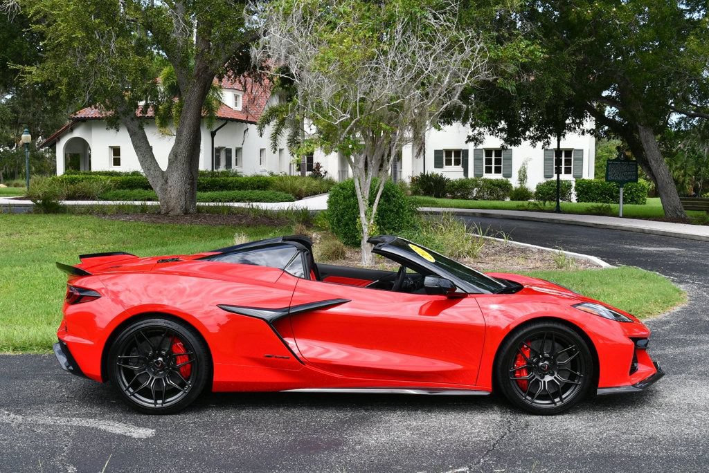 Used 2023 Chevrolet Corvette Z06 w/ Stealth Interior Trim Package RWD image 8