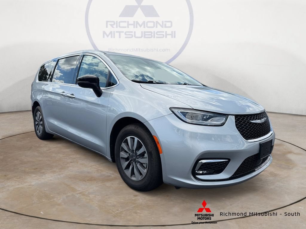 Used 2024 Chrysler Pacifica Limited FWD image 1
