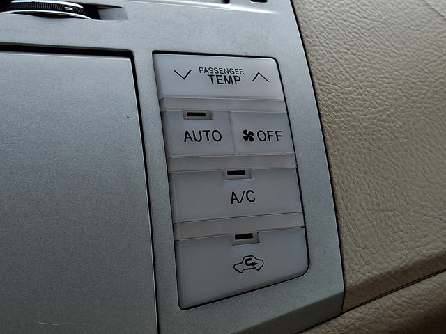 Used 2009 Toyota Avalon XLS image 19