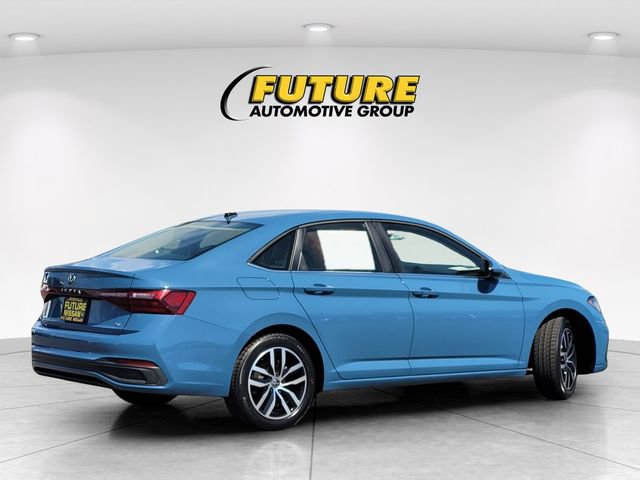 Used 2025 Volkswagen Jetta SE FWD image 4