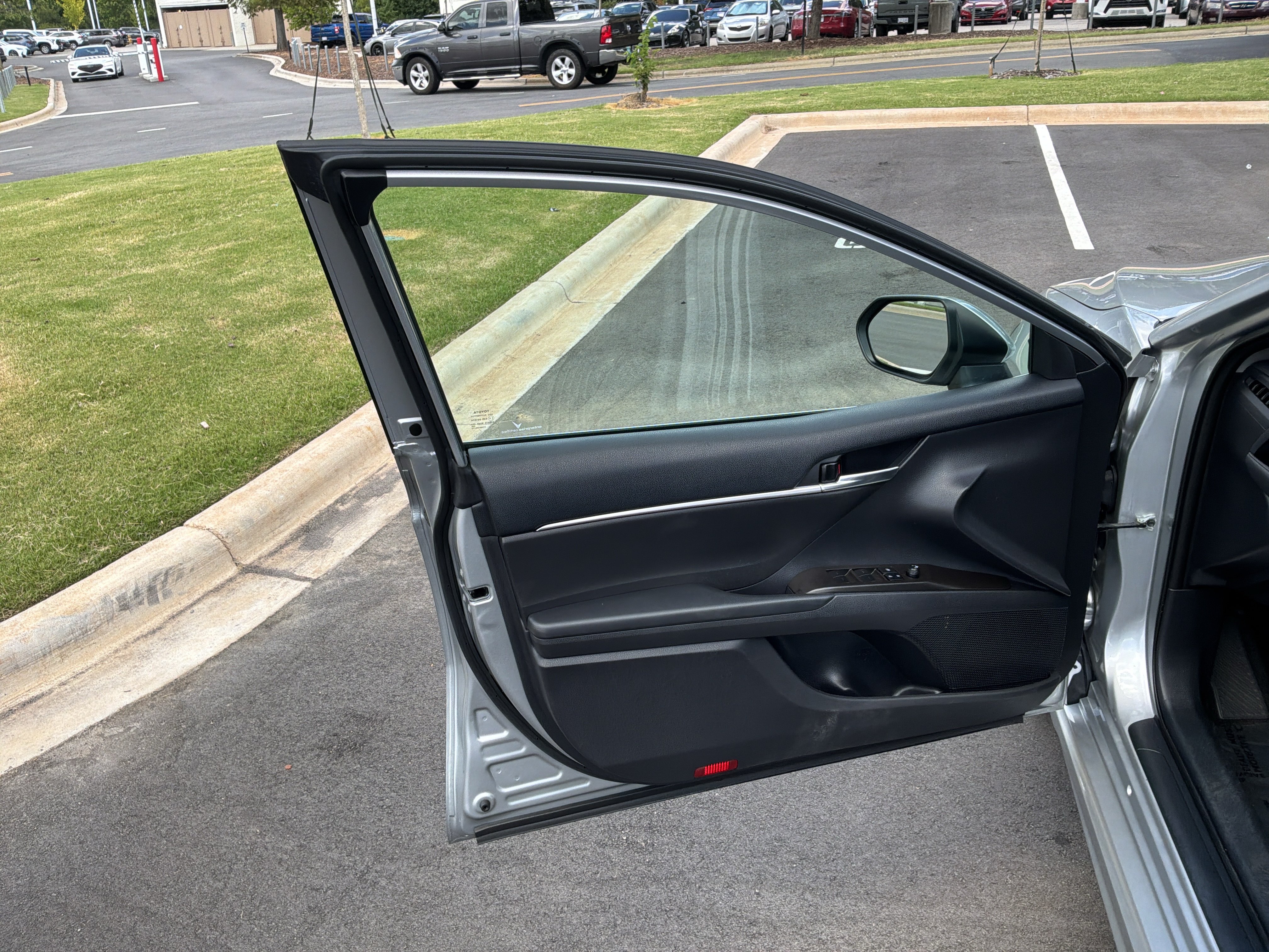 Used 2022 Toyota Camry SE FWD image 14