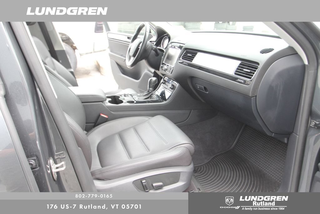Used 2013 Volkswagen Touareg Sport AWD/4WD image 22