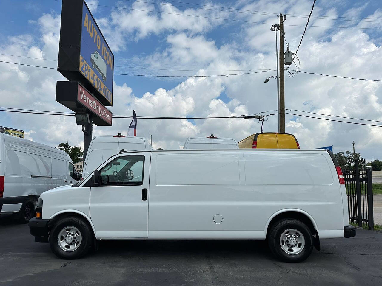 Used 2019 Chevrolet Express 3500 Extended w/ Driver Convenience Package RWD image 17