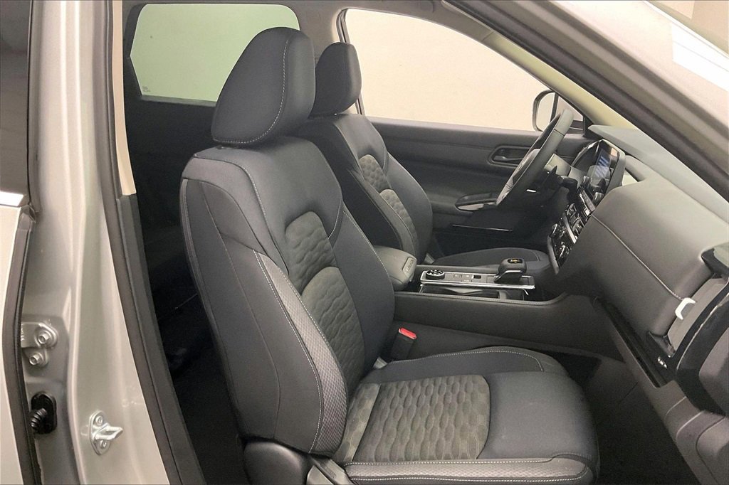 Certified 2025 Nissan Pathfinder SV image 6