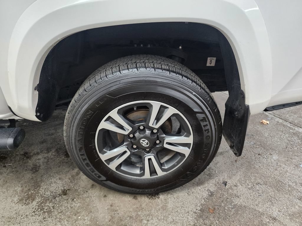 Used 2018 Toyota Tacoma TRD Sport w/ Exterior Package AWD/4WD image 37