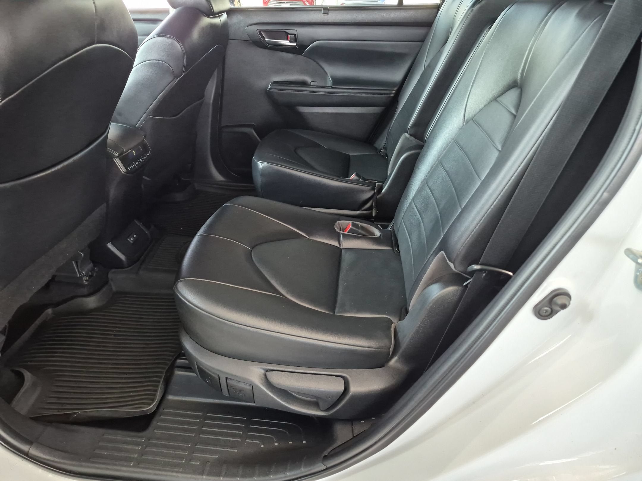 Used 2022 Toyota Highlander XLE FWD image 16