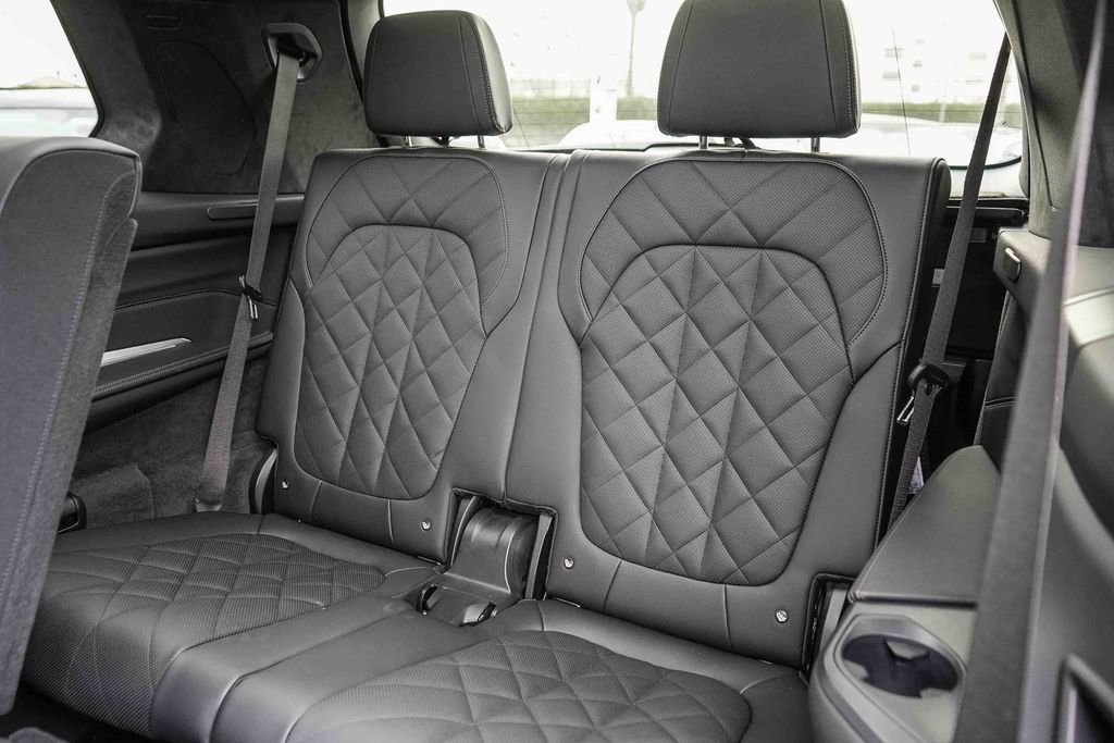 Used 2026 BMW X7 xDrive40i w/ Executive Package image 19