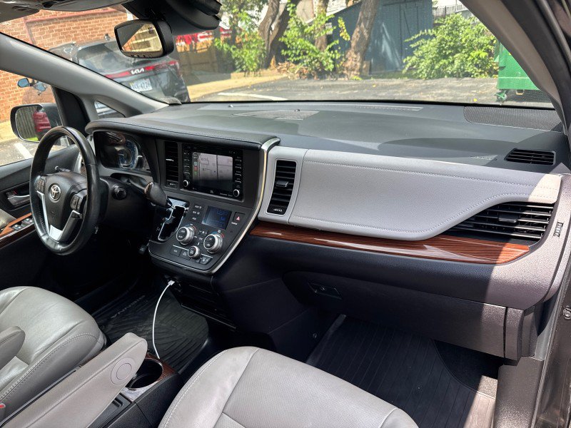 Used 2018 Toyota Sienna Limited Premium AWD/4WD image 23