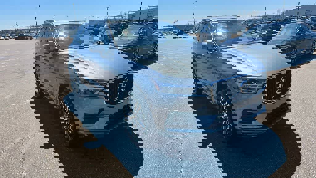 Used 2019 Volvo XC60 T6 Momentum w/ Multimedia Package image 3
