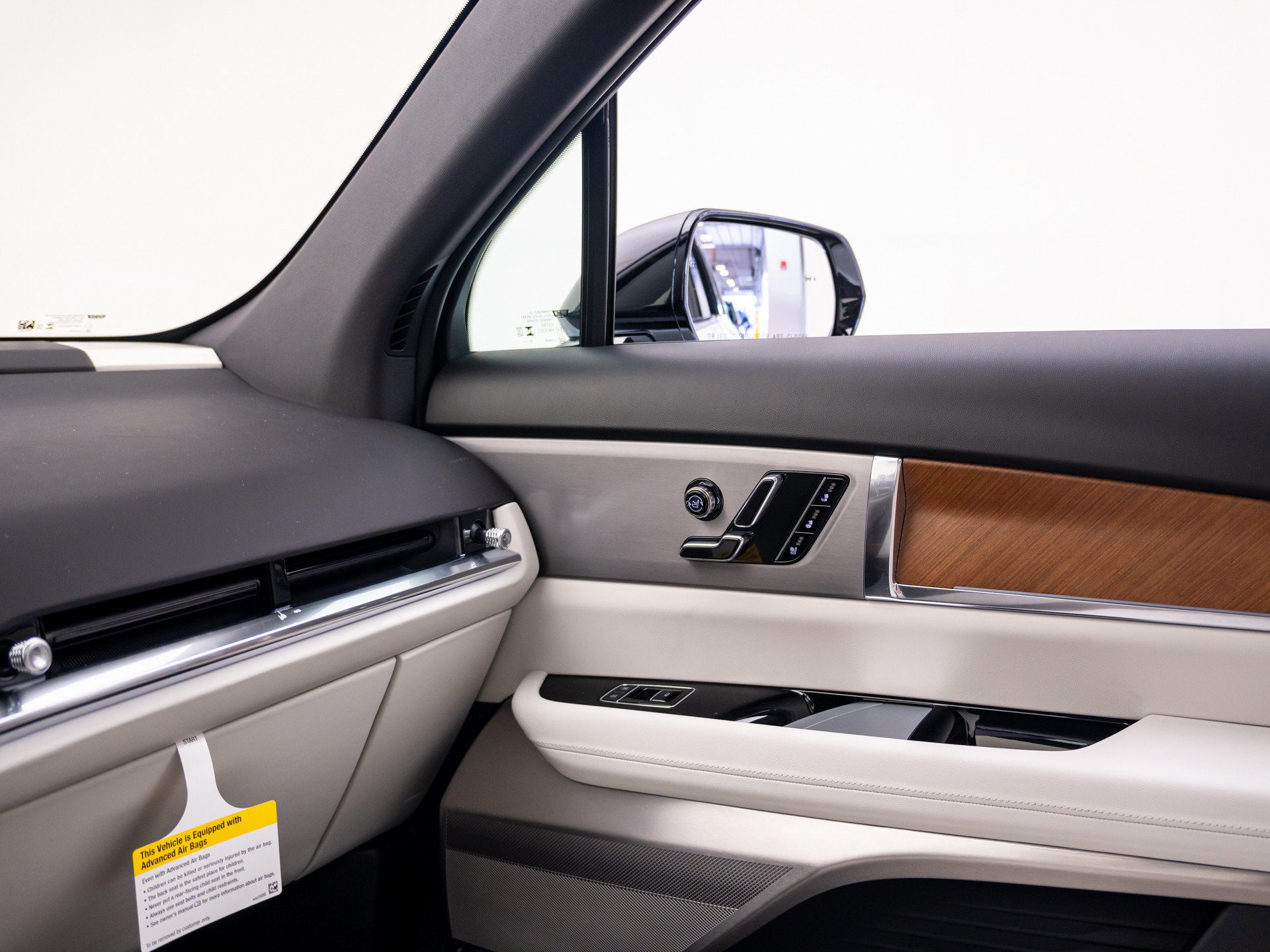 New 2027 Cadillac Vistiq Sport w/ LPO, Floor Liner Package AWD/4WD image 28