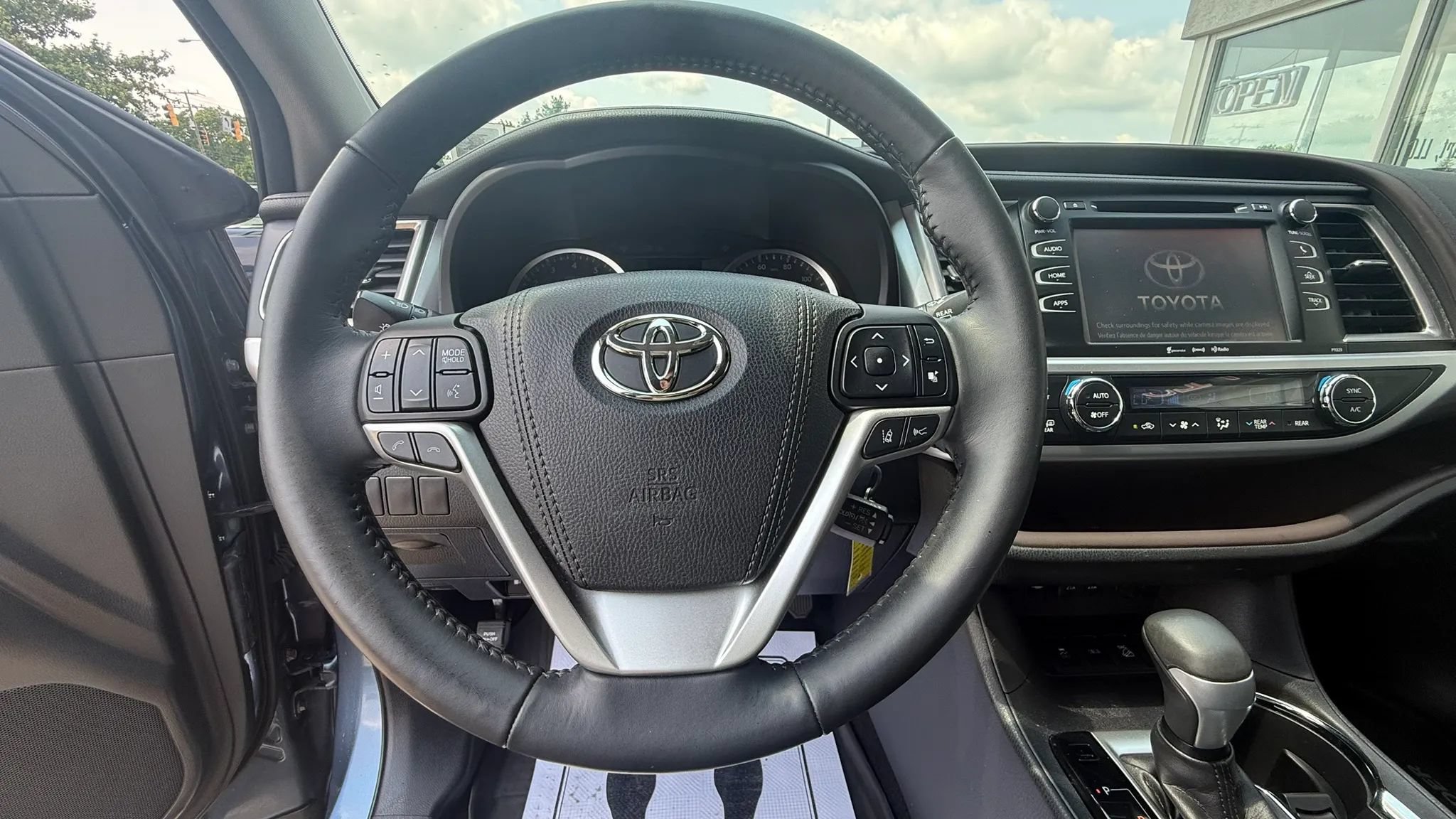 Used 2017 Toyota Highlander Plus AWD/4WD image 17