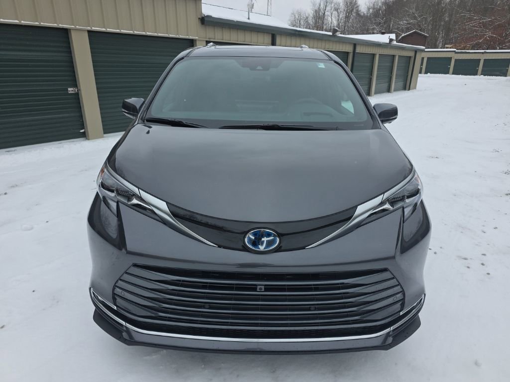 Certified 2025 Toyota Sienna Platinum image 9